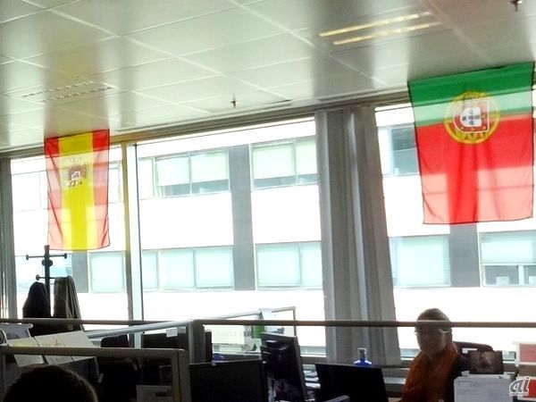 もちろん、現地スペインのサポートチームもちゃんとあるわよ。スペインの右側はポルトガルね。マルチリンガル環境だけど、オフィス内の公用語は英語なんですって。