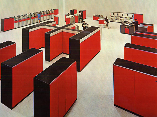 　この「System/360 model 85」の写真を見てもらえば想像がつくように、最初のメインフレームコンピュータは複数の部屋を占有するくらいの大きさで、さまざまなコンポーネントすべてが正しく動作しているのかをオペレーターが歩き回ってチェックする必要もあった。IBMはS/360というレンジで、ローエンドのマシンから、当時におけるIBMの最上位コンピュータの2倍くらいパワフルなコンピュータに至るまでの、あらゆるニーズに対応できるメインフレームを提供しようとしていた。

　IBMはS/360の開発に当時の年間売上高のほぼ倍に当たる50億ドルを投資した。しかし、その賭けは功を奏し、S/360はIBMに大きな成功をもたらした。そして、そのアーキテクチャは現在のほとんどのメインフレームにも影響を与えている。