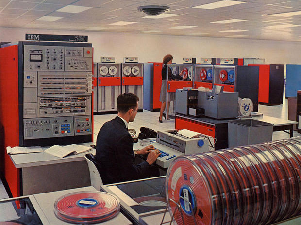 　メインフレームのおかげで、現在一般的となっている大規模コンピュータシステムが可能になった。世界最初の自動旅客予約システム「SABRE」は、現代におけるウェブベースの旅行業界の基礎ともなっている。このシステムは2台の「IBM 7090」という構成で出発し、最初のコードは1960年代に記述されたものだが、現在でも1週間で数十億件のトランザクションを処理することができる。

　英国気象庁もメインフレームを40年間使い続けており、毎日400万件にものぼる予報作成の支援に活用している。

　写真は稼働中の「System/360 model 50」。