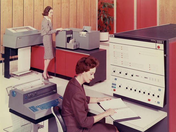 　メインフレームのおかげで、現在一般的となっている大規模コンピュータシステムが可能になった。世界最初の自動旅客予約システム「SABRE」は、現代におけるウェブベースの旅行業界の基礎ともなっている。このシステムは2台の「IBM 7090」という構成で出発し、最初のコードは1960年代に記述されたものだが、現在でも1週間で数十億件のトランザクションを処理することができる。

　英国気象庁もメインフレームを40年間使い続けており、毎日400万件にものぼる予報作成の支援に活用している。

　写真は稼働中の「System/360 model 50」。