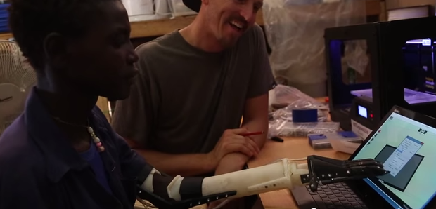 　Project Daniel

　最初に紹介するのは「Project Daniel」だ。あるスーダン人の少年が、住んでいた地域で爆撃を受けて腕を失った。その少年の話を聞いたMick Ebeling氏は、ノートPCで操作できる3Dプリンタを開発し、彼のために3Dプリンタで義手を作成した。この少年Daniel君はすぐに義手をうまく使えるようになった。Not Impossibleは現在、切断手術を受けた人のためにこのような義肢を3Dプリンタで作成しており、以前は対処が不可能と考えられていた医療問題を支援するために、無期限のクラウドファンディングサイトを利用している。義肢を1つ3Dプリントするのにかかるコストはわずか100ドル。コミュニティーの人々に3Dプリンタの使い方を教えることで、人々は3Dプリンタを自分たちで操作できるようになる。