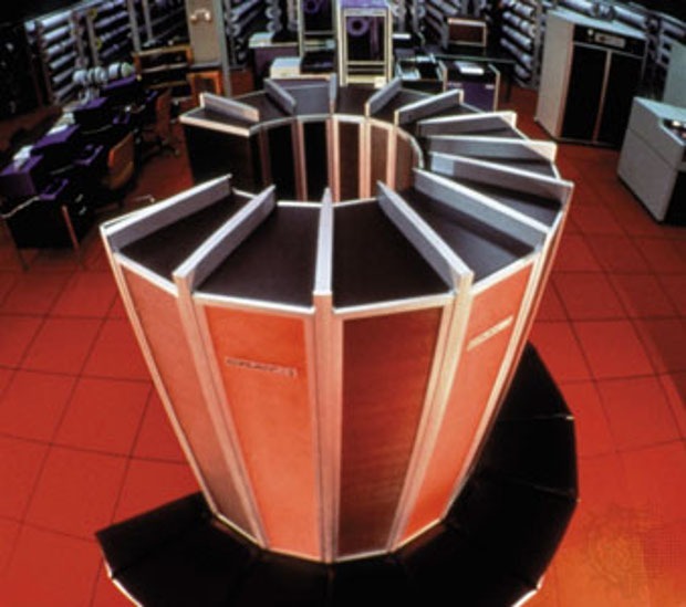 Cray-1
　スーパーコンピュータに関連する名称を1つだけ知っているとしたら、それはおそらく「Cray」だろう。最初の一流のスーパーコンピュータの設計者で、間違いなく最も偉大なスパコン設計者であるSeymour Cray氏は1976年、自分と同じ名前を持つスーパーコンピュータの初代機を完成させた。

　80MHzのこのシステムは集積回路（IC）を使って、136メガフロップスという驚異的な演算性能を実現した。この「Cray-1」の（当時としては）卓越した処理速度は、アルファベットの「C」に似た独特の形状から生み出された。

　この外観は、見た目をよくするために採用されたのではない。この形状により、最も速度に依存する回路基板の回路の長さを短くし、高速化を実現することができた。

　CPUから始まり、細部まで気配りが行き届いた設計は、Cray氏の作品の特徴だった。今では明らかになっていることだが、このカスタム設計のアプローチは最終的に行き詰まることになる。