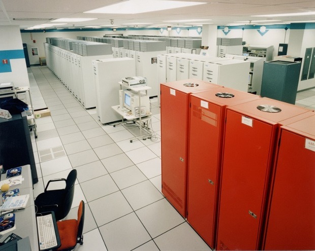 ASCI Red
　スーパーコンピューティングから距離を置いてきたIntelは、MIMD型を採用すれば、専用のベクトルプロセッサを使わなくても低価格のスーパーコンピュータを作れるのではないか、と考えた。そして1996年、「ASCI Red」はIntelの考えが正しかったことを証明する。

　ASCI Redは200MHzの「Pentium Pro」を6000個以上使って、1テラフロップス（1兆フロップス）の壁を破った。ASCI Redは何年もの間、世界最速で、最も信頼性の高いスーパーコンピュータの座を守った。