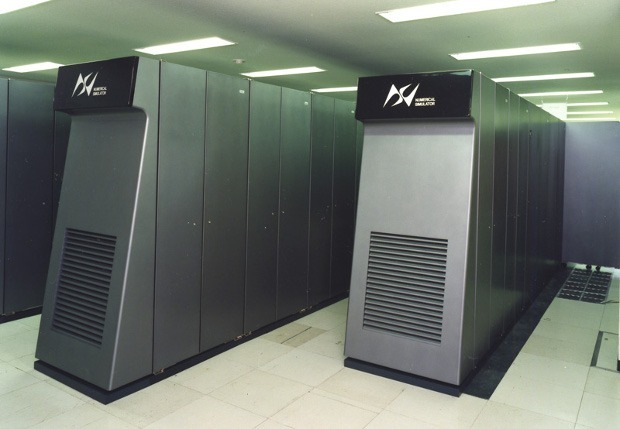 Numerical Wind Tunnel
　スーパーコンピュータの設計に関しては米国が数十年にわたって支配したが、その後、NECの「SX-3」や日立製作所の「SR2201」といった日本のシステムが君臨した。1993年～1996年まで、最速600ギガフロップスの演算性能を誇る富士通の「Numerical Wind Tunnel（数値風洞）」が世界最速スーパーコンピュータの座に君臨した。1秒間に10億回の浮動小数点数演算を実行できることを意味する。

　これらのマシンは、新たに開発された2つの機能によって高性能を実現した。第一に、ベクトル演算を採用した。標準的なスカラプロセッサは各命令で1つのデータを扱っていたのに対し、ベクトル処理では専用チップが一連のデータを処理する。第二に、単一の共有データバスを使う代わりに、これらのマシンはマルチバスを使用した。これにより、複数のプロセッサが単一の問題を同時に処理できるようになる。コンピューティングに対するこのアプローチは超並列処理と呼ばれる。同アプローチは複数命令、複数データ（MIMD）アプローチの原型でもある。今日のCPUが複数のコアを使用できるのは、MIMDのおかげだ。
