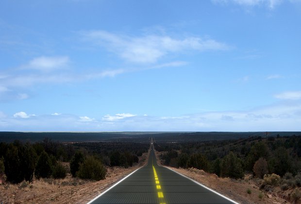 　米国アイダホ州の新興企業Solar Roadwaysは、スマートな道路を作ろうとしている。これは、クリーンエネルギーを生み出し、命を守り、お金を節約し、仕事を作り出すものだ。同社はIndiegogoで200万ドル近くの資金を集めている。

写真は、ソーラーパネルを使った州際道路の想像図。 