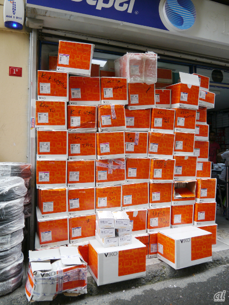 電材街ではVİKOのオレンジ色のパッケージが目立つ