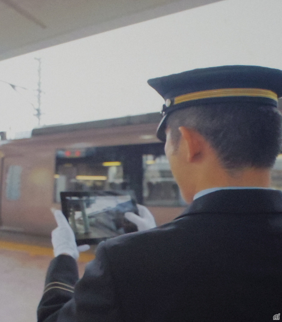 小田急電鉄は顧客へのすばやい情報伝達を目的にWindowsタブレットを導入
