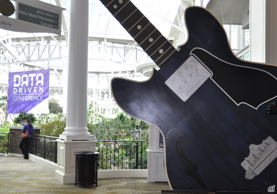 “音楽の街”であるナッシュビルでは、コンファレンス会場にも巨大なギターのオブジェが置かれていた