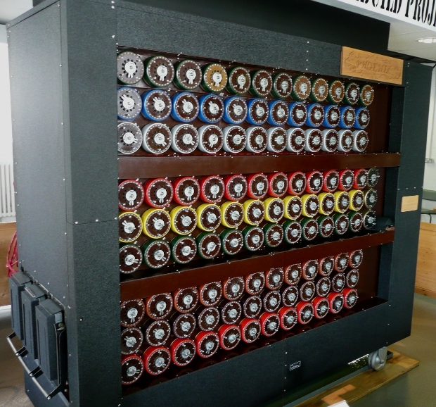 7. Turing Bombe

　Turing氏は、数学の観点から考えられる暗号を取り除くことができる装置を考案した。それは36基の独立したEnigma暗号機のように機能して暗号を解読しようとするもので、それによって連合国は、ドイツのUボートに送られたメッセージを理解できるようになった。Turing氏らのチームがこの試作機を製作するのに9カ月かかった。