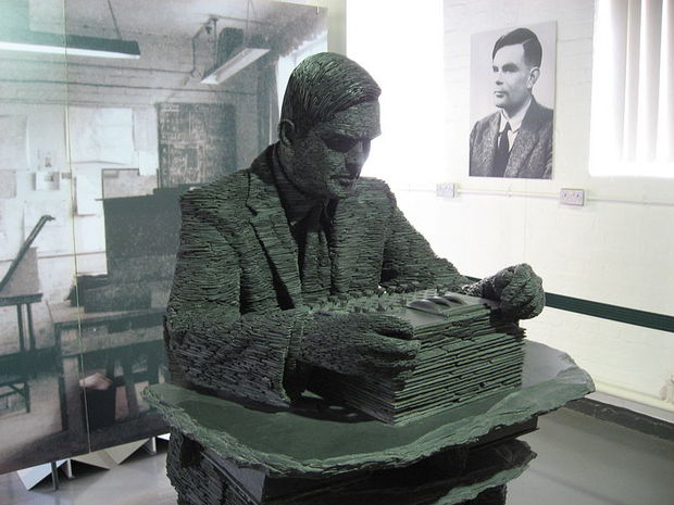 1. 歴史に名を残すTuring氏

　英国人科学者Alan Turing氏は「コンピュータの父」と呼ばれ、第2次世界大戦中に暗号解読に取り組んだことでも有名だ。伝記映画の公開も控えている同氏の生涯を写真で振り返る。

　上の写真は、英国のブレッチリーパークにある像。コンピュータサイエンスと人工知能の父とも称されるとともに、第2次世界大戦の終結を早めたとされるAlan Turing氏をたたえるものだ。