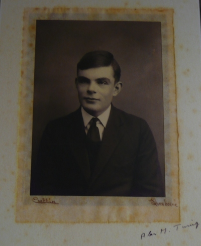 3. 青年時代のAlan Turing氏

　この写真も、Turing氏の生涯をテーマとしたブレッチリーパークでの展示にあったものだ。