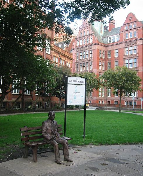 13. Alan Turing記念碑

　Turing氏は1954年に亡くなった。自殺か事故かについては論争がある。Turing氏の死は、同氏が男性との恋愛関係を認め、著しいわいせつ行為を犯したとして有罪になって、少ししてからの出来事だった。Turing氏は2013年12月、王室からの恩赦を受けた。この記念碑は英国マンチェスターのサックビルパークにある。