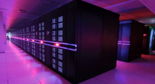 
Sequoia

　世界第3位の高速コンピュータである「Sequoia」は、IBMの「Blue Gene」設計を採用している。IBMは一時期、このアーキテクチャによってスーパーコンピュータ分野を席巻したが、現在は頂点に近い位置にいるものの首位ではない。IBMは2017年までに首位を奪回する計画だ。

　Sequoiaに話を戻すと、同スーパーコンピュータは米ローレンスリバモア国立研究所に設置されている。1.6GHzの「Power BQC 16C」プロセッサによって17.17ペタフロップスの演算速度を実現しており、核爆発のシミュレーションに利用されている。こう聞いて懸念を抱く人もいるかもしれないが、こう考えてほしい。実際に核実験を行うのと核実験のシミュレーションを行うのでは、どちらがいいだろうか。筆者なら迷わずスーパーコンピュータを使ったシミュレーションを選ぶだろう。


【関連記事】
スパコンの性能向上ペースが鈍化--中国の「天河2号」は「TOP500」で4連覇
スパコンランキング「TOP500」の97％はLinuxが独占
スパコンの省エネランキング「Green500」発表--日本勢の気になる順位は
米エネルギー省、世界最速のスパコン開発へ--IBMとNVIDIAらを指名

