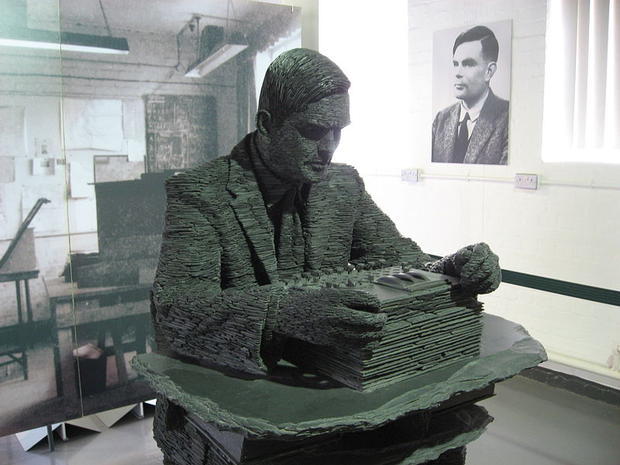 ブレッチリーパークにあるAlan Turing氏の像。