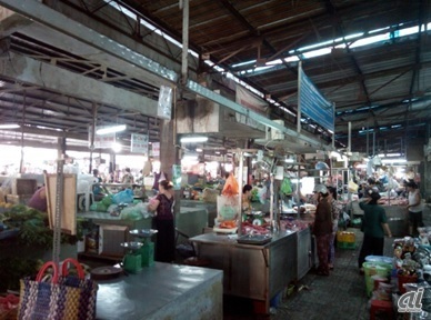 日常生活にはまだまだ欠かせないベトナムの庶民的な市場、CHO。ここにさえ来れば食料品でも衣料品でも日常使う商品で手に入らないものはないと言っても言い過ぎではない。ただし、こうした市場では相場はあっても定価はないのでご注意を。
