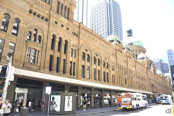 シドニー市内には100年を超す歴史的建造物と近代的なビルが混在している。写真は1898年にマーケットとして建設された「Queen Victoria Building」。現在は150を超えるテナントが入るショッピングスポットとなっている。