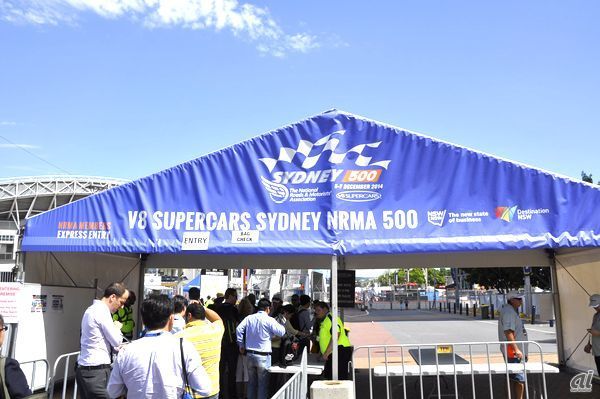 「V8 Supercars」はオーストラリアを中心としたツーリングカーレースだ。会場となったサーキットは、シドニー中心地から自動車で約30分。オリンピックスタジアムの隣だった。