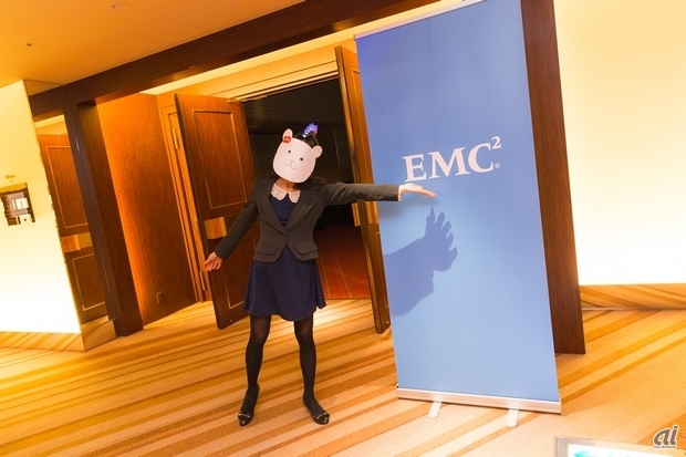 ハロー！ Ziddyです。今回Ziddyは、EMCジャパンの社内パーティーにやって来ました。ここはEMCジャパンが拠点を置く新宿駅からほど近い高級ホテル。パーティーの前には全社会議も行われていて、全国の拠点から社員のみんなが集まって来ているんですって。長い会議の後にホテルのおいしい高級料理が食べられるなんて、一段とお食事がおいしく感じられそうね。