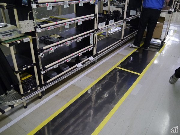 レノボ・ジャパンは3月18日からNECパーソナルコンピュータ米沢事業場（山形県米沢市）でノートPC「ThinkPad」のCTO生産を開始した。ここでは、生産ライン現場を画で見てみる（関連記事）

NECブランドのノートPCの組み立てはわずか5mという短いライン長（写真）。3人で組み立て、検査、梱包する