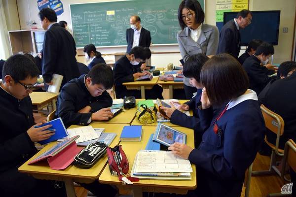 古河市立三和北中学校で開催された「ScratchJr」を使った英語の公開授業の様子