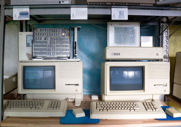 　「Macintosh 128K」。後ろには、1976年に作られた最初のApple Inc.の看板が写っている。博物館の学芸員によると、この看板によって展示品がユニークなものになっているという。