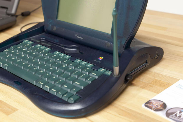 　「Macintosh IIc」と「Macintosh Portable」（Special Edition）。所蔵品は長年、クイリアーノ（サヴォーナ県の田舎の村）にある小学校の地下室で保管されていた。
