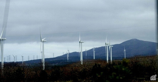 六ケ所村に入ると、多数の風力発電施設が目に入ってくる
