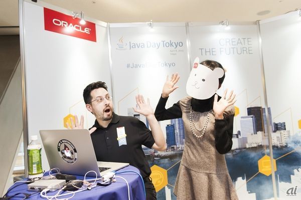 ハロー！ Ziddyです。ここがどこだかわかる？ そう、東京国際フォーラムよ。今日はここで日本オラクル主催の「Java Day Tokyo 2015」が開催されているの。今年はJavaが誕生して20周年。イベントの最後には、お弁当を食べながらJavaの20周年を祝う「Java 20周年記念セッション」が行われるんですって。どんなお弁当が出てくるのか楽しみね。記念セッションまでまだ少し時間があるから、先にイベント会場を探索してこようっと。