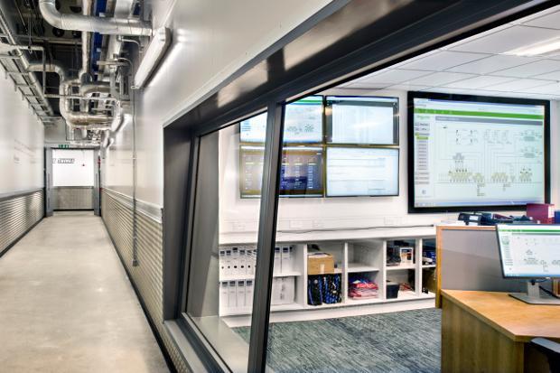 運用ルーム

　運用ルームは、この施設の神経中枢だ。Rackspaceのスタッフはこの部屋で、ラック単位の電源消費量から、始動できない発電機まで、あらゆる状況を監視する。

　すべてのラックには、それぞれ独立した2系統の電源が供給されている。ラックが使用している電流は、すべて運用ルームの技術者から見えるようになっており、施設全体での負荷管理を行う際に、総合的な見方ができるようになっている。

　このRackspaceのキャンパスは、72MWまで対応可能な132kVの専用変電所に接続している。この変電所には、スリーブリッジズで英国の全国高圧送電網から2系統の電源が供給されている。
