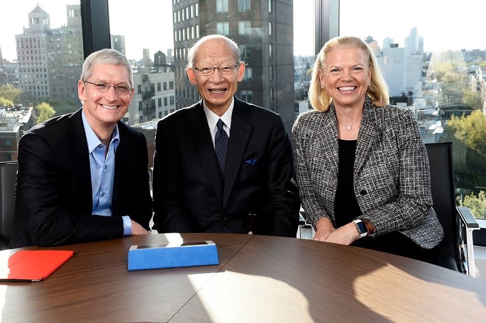 （左から）Apple CEOのTim Cook氏、日本郵政取締役兼代表執行役社長の西室泰三氏、IBM CEOのGinni Rometty氏