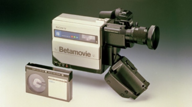 家庭用ビデオカメラ

　ソニーが1980年代初頭に発売した「Betamovie BMC-100」は初の民生用ビデオカメラだった。Betamovieの記録媒体は「Betamax」だったが、「VHS」ビデオカメラが主流になると、Betamovieシリーズは姿を消した。