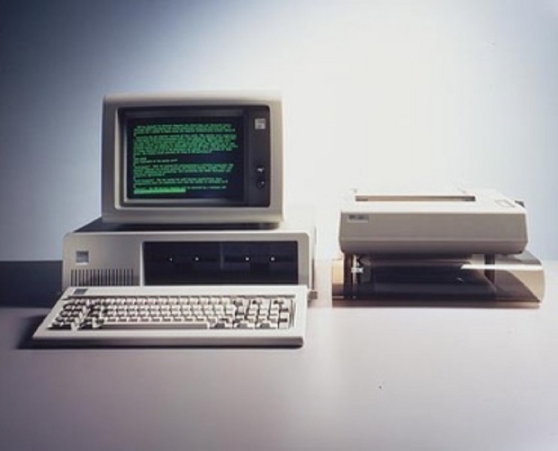 「IBM PC」

　モデルナンバー「5150」としても知られたIBM PCは1981年に発売され、ビジネスの世界を永遠に変えた。このマシンは急成長するコンピュータ市場の標準化に貢献し、同プラットフォーム向けに製品を製造するサードパーティーメーカーが多数登場した。IBM PCは、今では悪名高い「それはPC互換なのか」という質問を皆が口にするきっかけを作った。