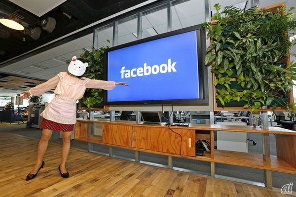 ハロー！ Ziddyです。今回Ziddyは、六本木にオフィスを構えるFacebook Japanにやって来ました。Facebookには、社内に小さなキッチンが設けられていて、毎日ちょっとした朝食やスナック、ランチなどが無料で提供されているんですって。最近のインターネット企業は無料で食べ物が提供されているところが多くていいわね。食べ物の他にも、グローバルで雰囲気が統一されたオフィスを見るのが楽しみだわ。では、Facebook Japanにいざ突撃～！
