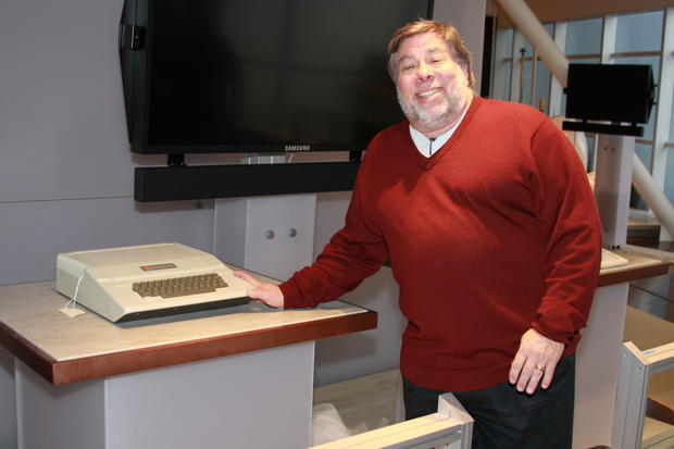 Apple II
　「Apple II」は1977年に発売され、開発は主にSteve Wozniak氏（写真）が行った。それ以前に「Apple I」があったものの、Apple IIは、コンピュータ企業としてAppleが歩む道の土台を築いたマシンだ。