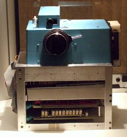 デジタルカメラ
　Eastman Kodak氏とSteve Sasson氏は1975年に、世界初のデジタルカメラを作った。このカメラは、ほかの中古カメラの部品をつなぎあわせたもので、重量は8ポンド（約3.6kg）とずっしりとしていた。