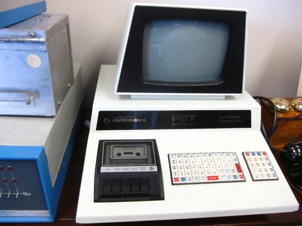 Commodore PET
　「Commodore PET」（Personal Electronic Transactor：個人用電子実行機)は、1977年に発売されて、一部の市場ではベストセラーになった。PETは、そのほかのPETシリーズの製品や、最終的には「Commodore 64」への道を開いた。