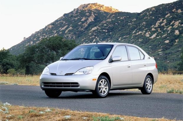 トヨタ「プリウス」

　1997年、トヨタ自動車のプリウスが日本で発売された。プリウスは世界初の量産型ハイブリッド自動車で、ハイブリッド技術を世に広め、消費者の手に届くものにした。