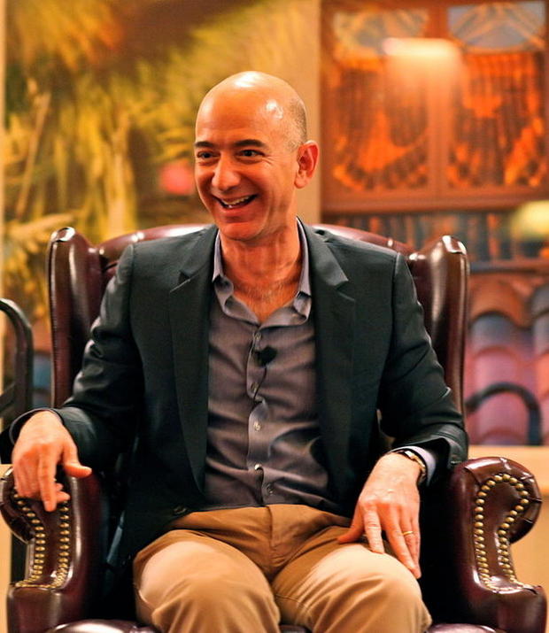 成功を収めたJeff Bezos氏
　1994年：Jeff Bezos氏はこの年の7月、Amazonの前身となる会社を設立した。一瞬のひらめきからではない。Bezos氏は投資会社D.E. Shawのバイスプレジデント在任中、冷徹に計算し、その結果に基づいて起業した。同氏は、「私は1994年春にウェブの利用が年間2300％のペースで拡大していることを示す驚愕の統計データを発見して、衝撃を受けた。物事はそんなに速く成長するものではない。これは極めて異例なことだ。それがきっかけとなって、私は『その成長率を背景として理にかないそうな事業計画は、どのようなものだろうか』と考え始めた」と語っている。