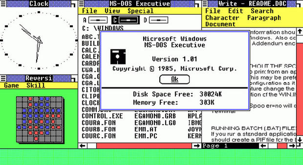 Windows NT 3.1
（1993年7月27日リリース）

　Windows NTは、失敗に終わったMicrosoftとIBMの「OS/2」に関する提携の、いわば残骸から生まれた。元Digital Equipment Corporation（DEC）のソフトウェアエンジニアであるDave Cutler氏の指揮の下、ハイブリッドカーネルと、プロセッサプラットフォーム間の移植を容易にするハードウェア抽象化レイヤを備えた、完全32ビットのプリエンプティブマルチタスク、マルチスレッド、マルチプロセス、マルチユーザーのOSとして、一から構築された。

　当初、「Intel i860」向けに開発されたが（Windows NTという名称は、同プロセッサの開発コード名が「N-Ten」だったことに由来する）、その後、マーケティング主導の修正により、NTは「New Technology」の頭字語ということに変更された。NTは、「IA-32」版や「x86-64」版、「Alpha」版、「MIPS」版、「PowerPC」版、ARM版、「Itanium」版など、多くのCPUアーキテクチャをサポートしていた。NTのコードベースは今も現行世代のWindows OSの基盤となっている。