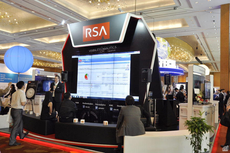 RSAのブースでは「RSA Security Analytics」や「RSA VIA」ファミリーのほか、金融機関向けの不正取引検知ソリューションの「RSA Web Threat Detection」も展示。多くの人が関心を寄せていた
