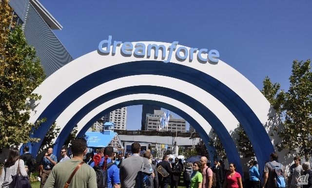 Salesforce.comの年次プライベートコンファレンス「Dreamforce 2015」（9月15～18日、カリフォルニア州サンフランシスコのモスコーニセンターで開催）は、年々その規模が拡大している。13回目を数える今回の参加者は16万人超と過去最高を記録。会期中、モスコーニセンター周辺は人で溢れかえり、周辺ホテルは軒並み満室になった。
基調講演は、報道関係者も1時間以上前に会場入りして座席を確保しないと席がないなど、いろんな意味でケタ違いのコンファレンスだった。その様子を写真で振り返ってみたい。
ここにある写真はコンファレンス期間中、会場となったモスコーニセンターに面した道路（片道2車線はある）は完全封鎖され、期間限定の公園が誕生した。