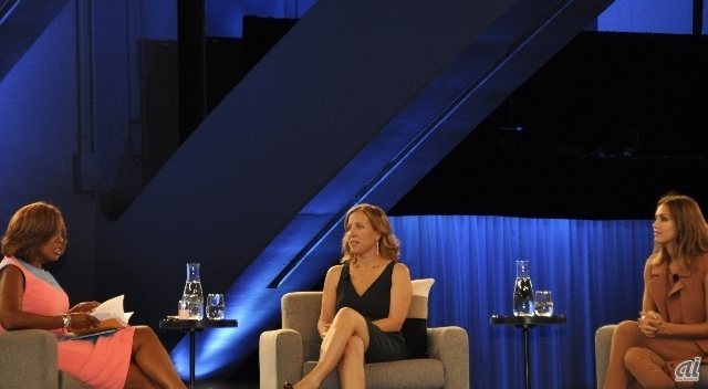 女性実業家を招いた「Women's Innovation Panel」では女優のJessica Alba氏（右）とYouTubeでCEOを務めるSusan Wojcicki氏（中央）が登壇。Alba氏は天然素材のベビーケアやボディケア用品を販売する「The Honest Company」のファウンダーでもある。ホステスはCBSの名物司会者Gayle King氏（左）が務めた。