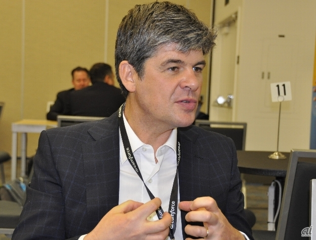 Salesforce.comでプロダクト全般を統括するプレジデント、Alex Dayon氏。毎年日本には3回程度訪れ「お客様の声を聞く」という。ちなみに今年12月には2週間来日する予定だとのこと。
