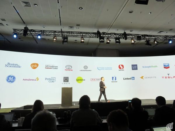基調講演では、Appleのほか、提携関係にあるMicrosoftとIBMの幹部もステージに。だがその前にこんなスライドを。
