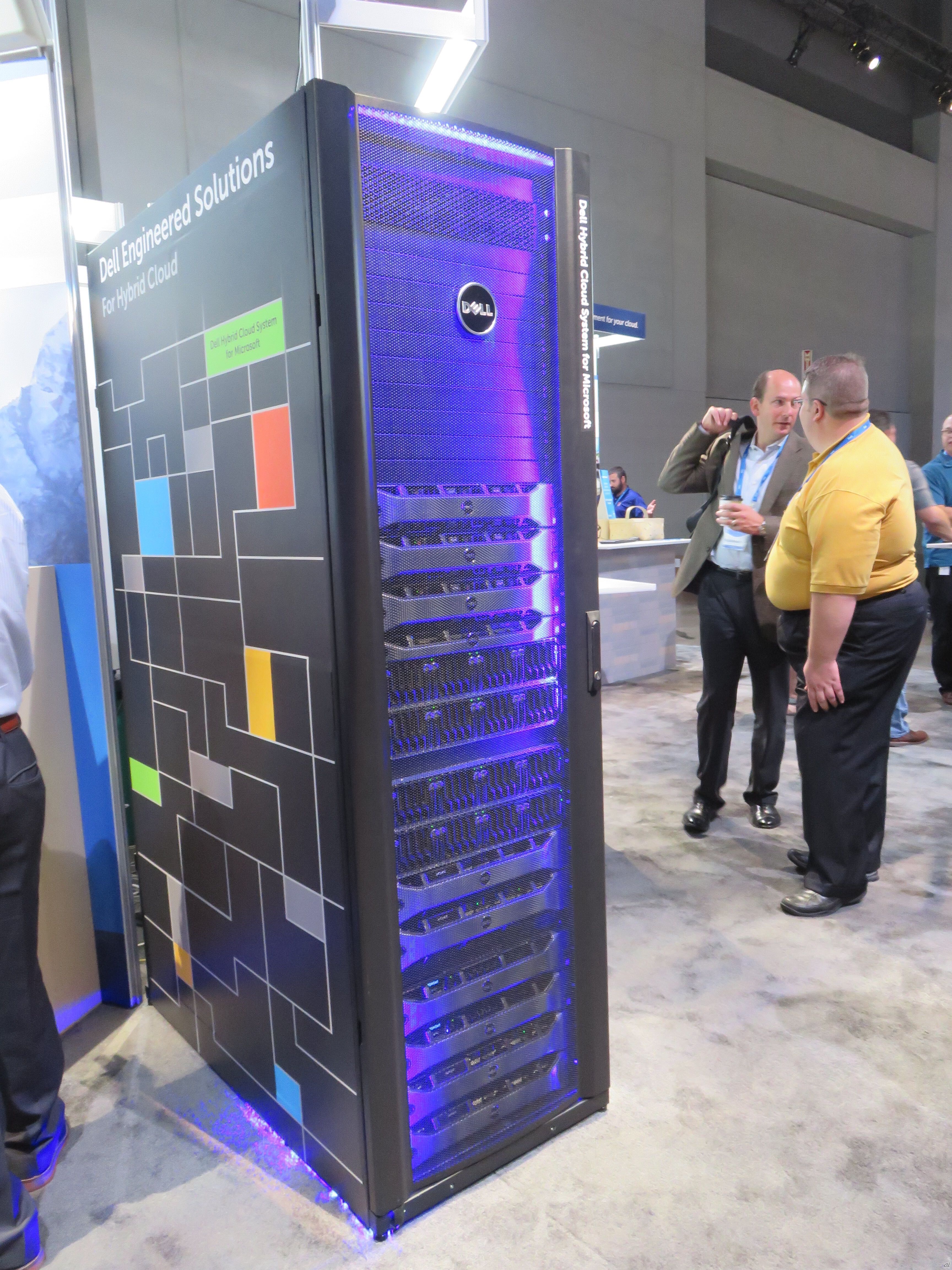 会期中発表した「Dell Hybrid Cloud System for Microsoft」。MicrosoftのAzureなどのパブリッククラウドを利用するハイブリッドクラウドシステムを短時間で構築できるモジュラー式のシステム。Dellのクラウド戦略はハイブリッドクラウド戦略で、パブリッククラウドは自社で展開せずにパブリッククラウドを提供する事業者にインフラを提供するというものだ。