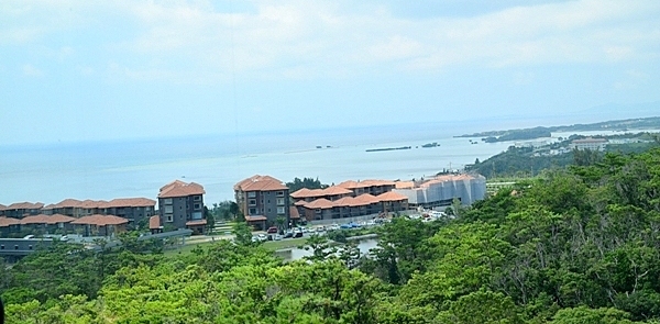 2011年に恩納村に開設した沖縄科学技術大学院大学（OIST）から。先端科学技術を支えるハイパフォーマンスコンピューティングを可能にするデータセンターを設置している