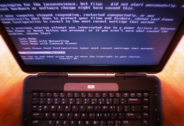 Conficker（2008年）

　2008年12月に発見された「Conficker」ワーム（別名「Downup」「Downadup」「Kido」）は、感染したコンピュータのアンチウイルスプログラムを無効化し、自動アップデートをブロックすることによって、コンピュータから除去されるのを防ぐ機能を持っていた。

　Confickerは英国、フランス、ドイツの軍を含む多くの重要なコンピュータネットワークに瞬く間に広がり、90億ドルの被害を与えた。