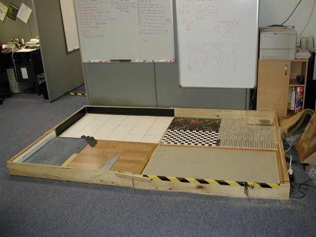 Roombaをテストするための床

　Jones氏とiRobotは、さまざまな床材を簡単に組み合わせたテスト用の床でRoombaの性能を評価した。
