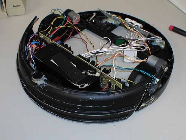 「Scamp」--Roombaの最初のプロトタイプ

　ScampはJones氏とPaul Sandin氏がiRobot社に入って作り上げたRoombaの最初の試作品だ。この写真は2000年の初めに撮影されたものだ。iRobotは、Scampのデモを見てロボット掃除機の可能性を見出し、Roombaの開発に乗り出すことを決定した。