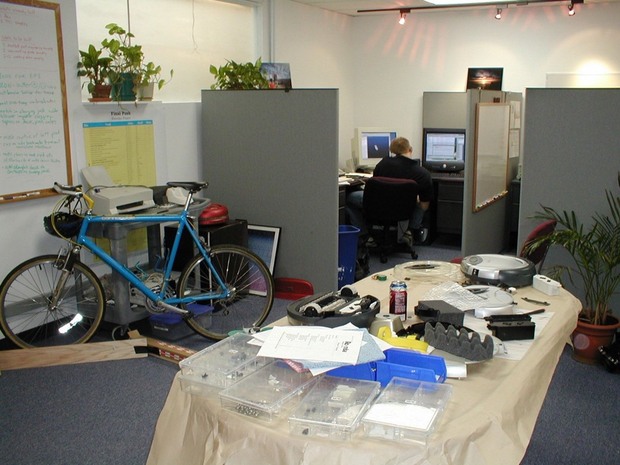 Roomba開発チームのオフィス

　これは、2002年頃のRoomba開発チームのオフィスの写真だ。当時のチームは5～6人で構成されていた。
